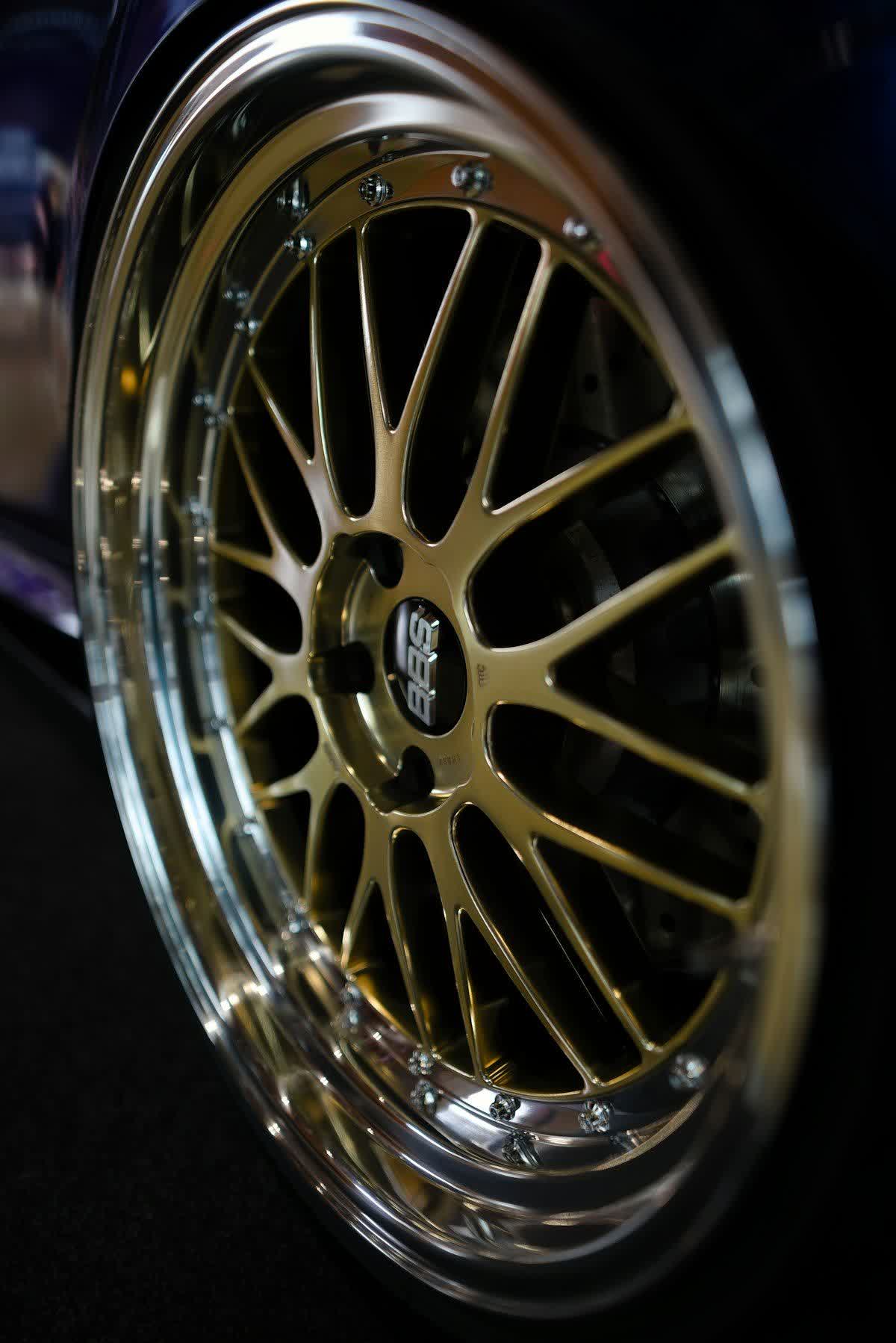 Bronze wheel and brake caliper after a wheels-off coating